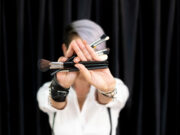 Moda Ne Olursa Olsun Sizi Mutlu Eden Makyaj, Her Zaman En İyi Makyajdır! “Makyaj bir sanat olarak her zaman bireyselliği ifade etme ve güzelliği vurgulamada önemli rol oynar.” Güzellik sektöründe kendine has tarzı ve sihirli dokunuşlarıyla danışanlarına harika bir görünüm ortaya çıkaran Makyöz Betül Koçer, şehrin en çok okunan yayını Ankara Life Dergisi’ne konuk oldu. Yeni sezonun trendleri ve sektörün dinamikleri hakkında gerçekleştirdiğimiz röportajımız sizlerle, iyi okumalar dileriz.