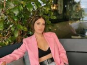 Hazal Kaya, masa altında üzüm yiyenleri kıskandı